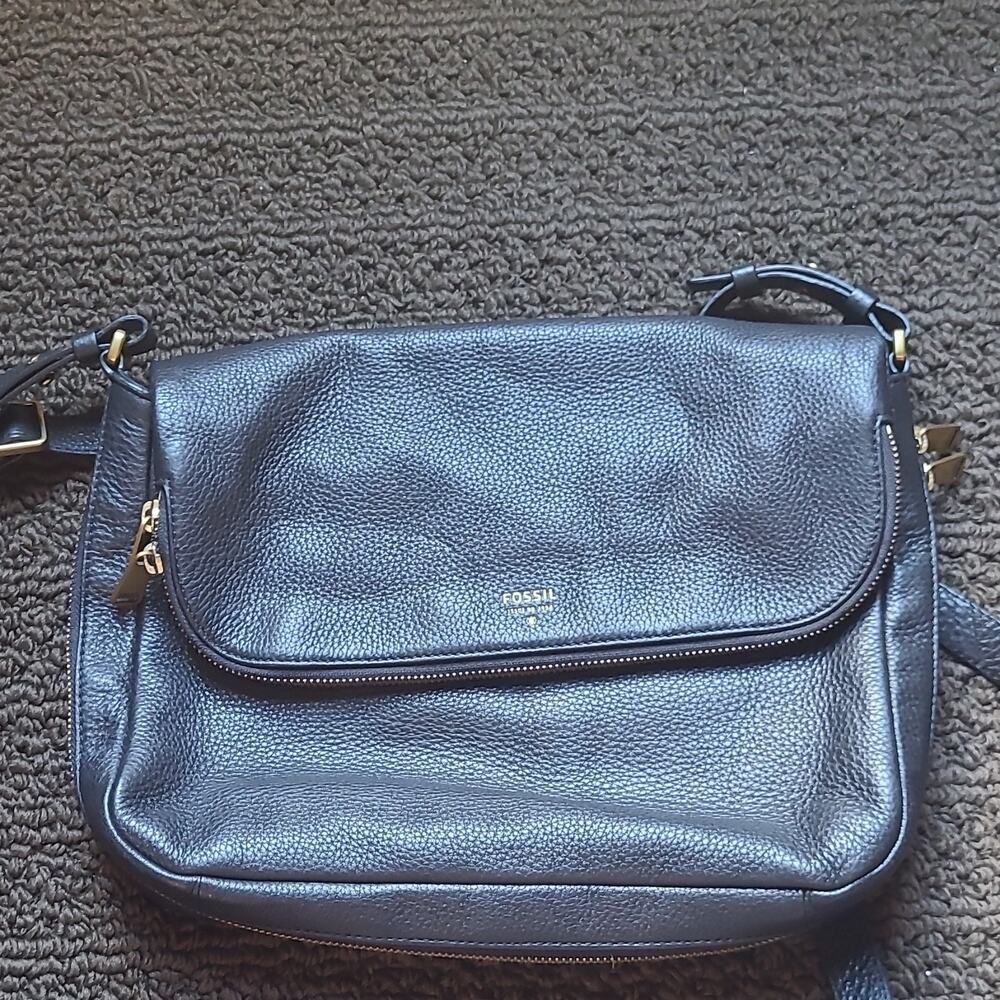 Fossil Black Pebbled Crossbody Bag Zip Snap Closure Inner Pockets Gold Hardware
